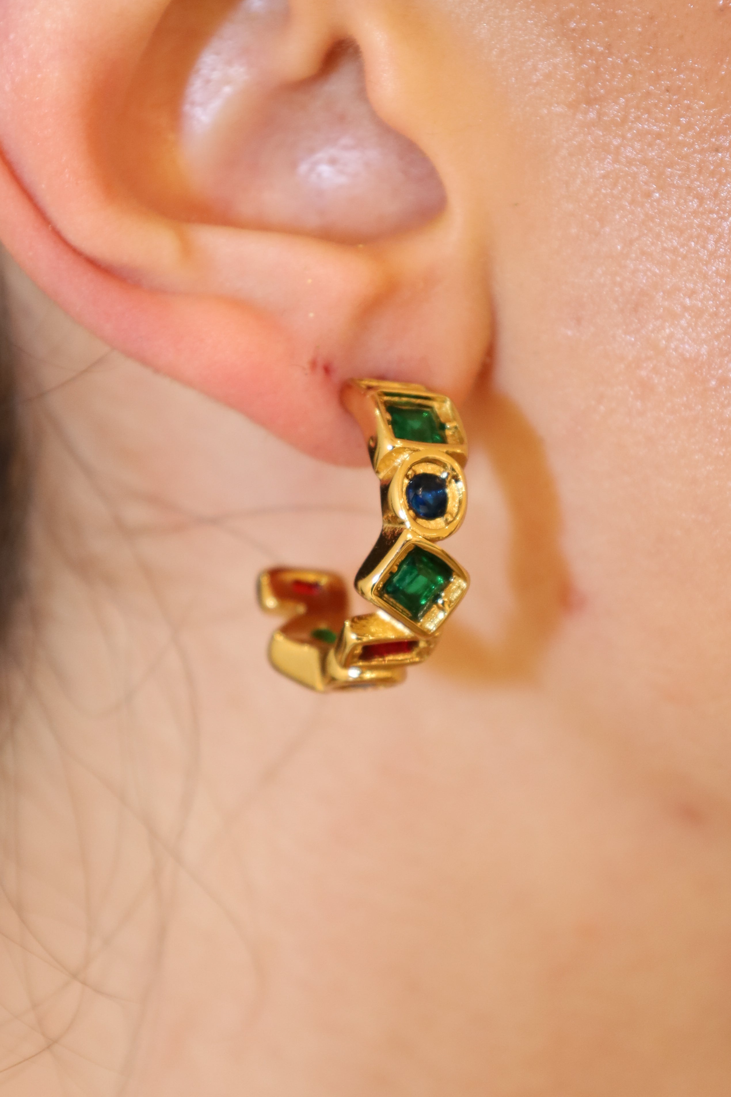 Halbodene Creolen mit bunten Steinen