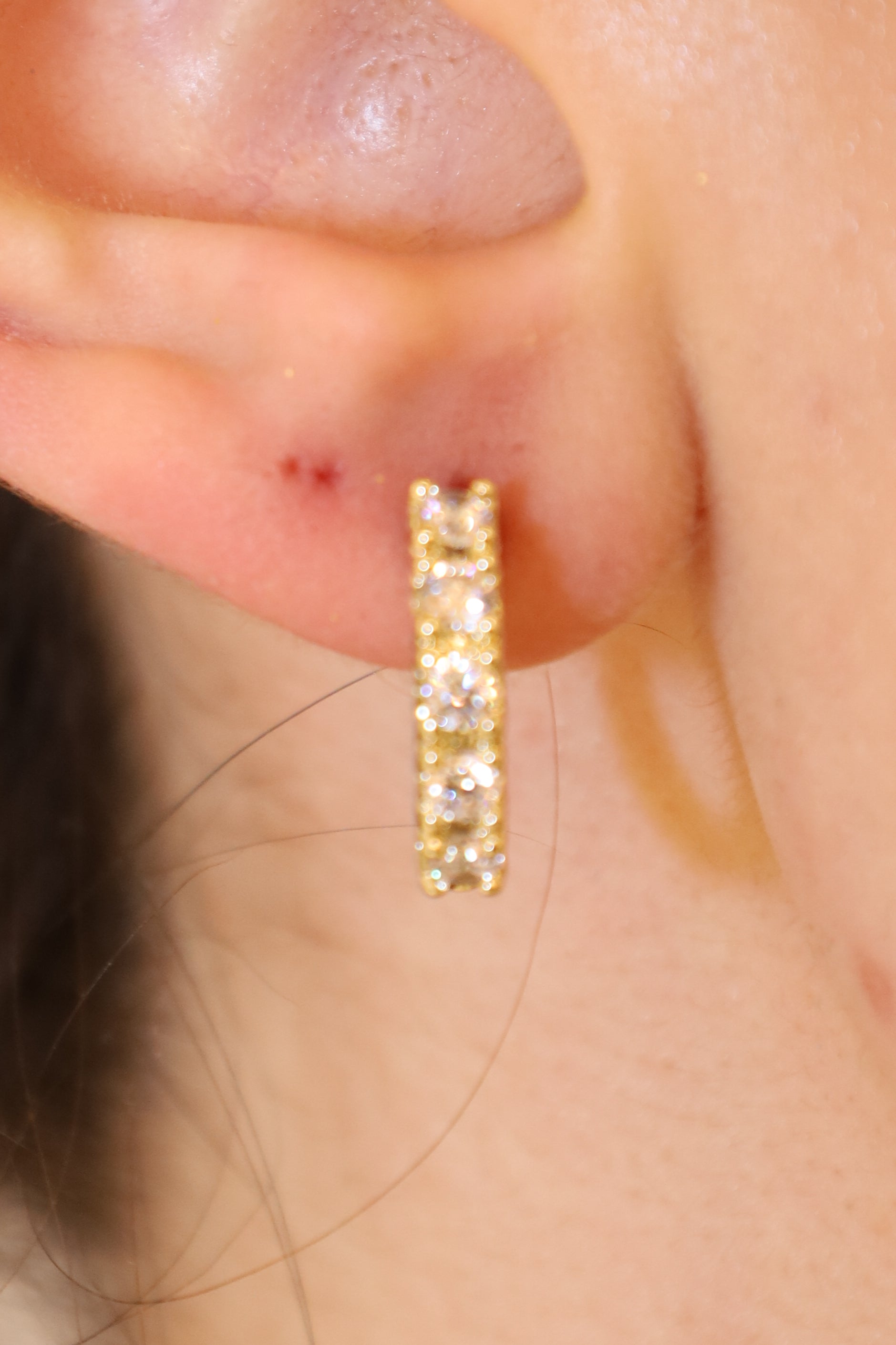 Creolen mit funkelnden Steinen