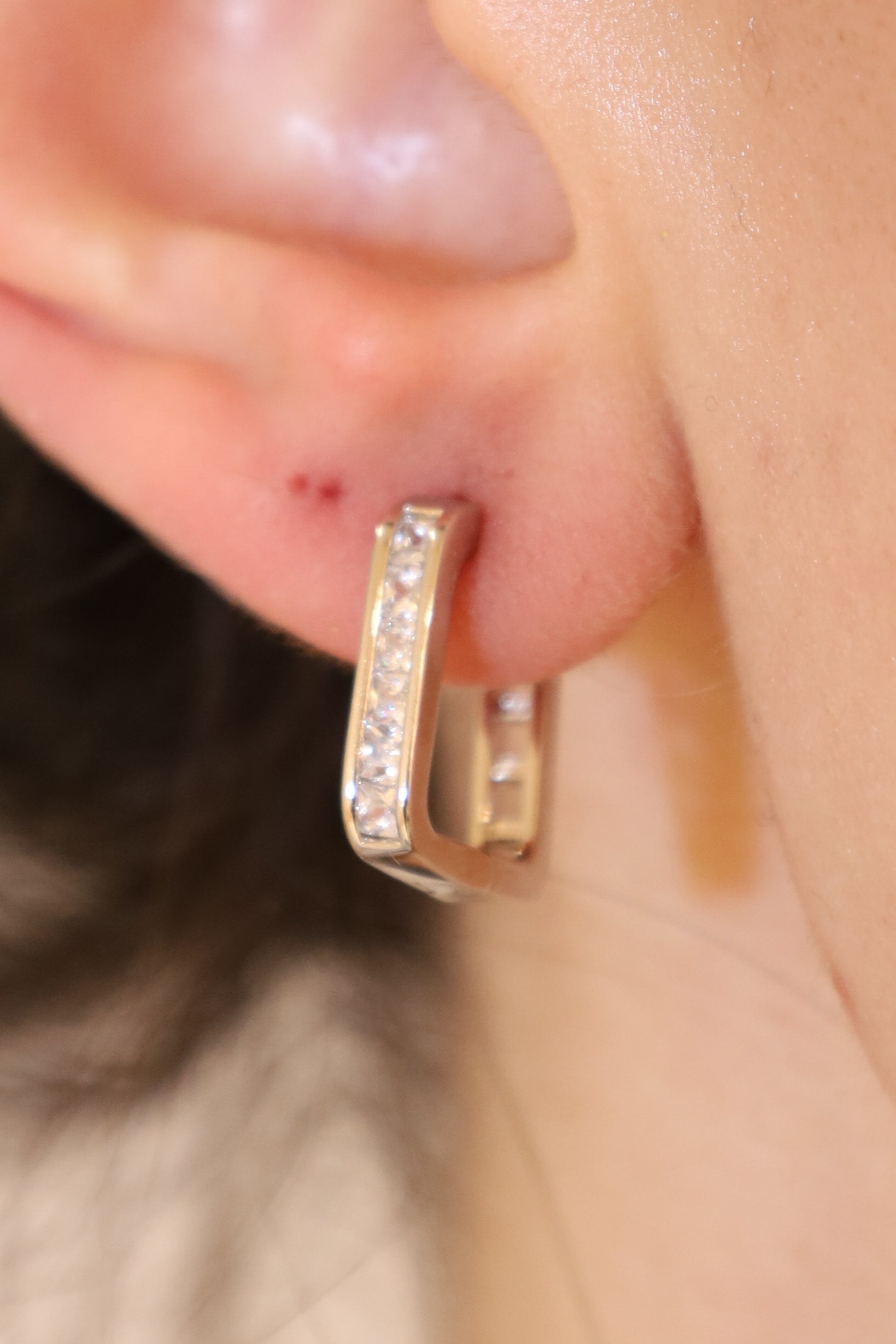 Rechteckige Ohrringe mit Steinen