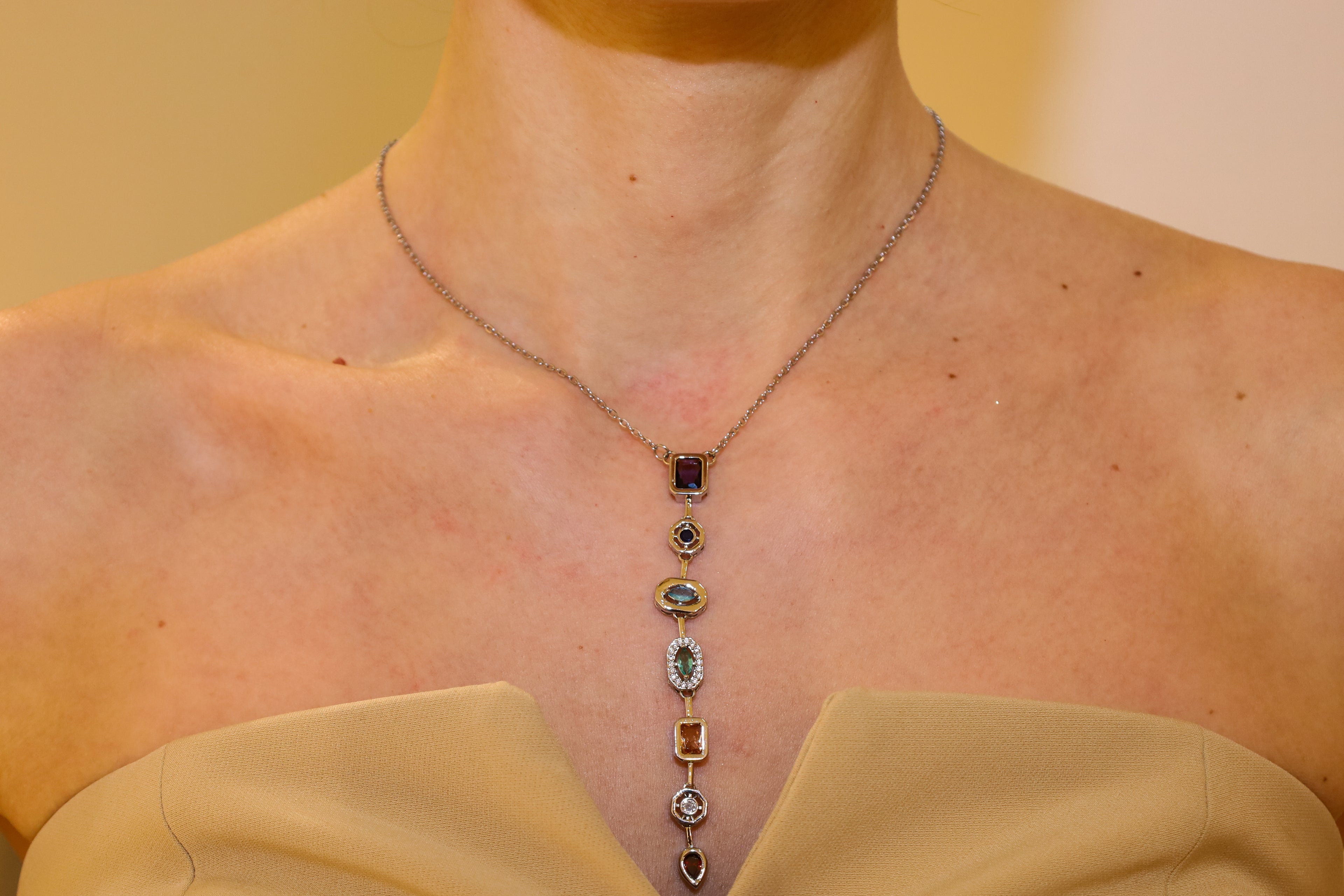 Y-Halskette mit bunten Steinen