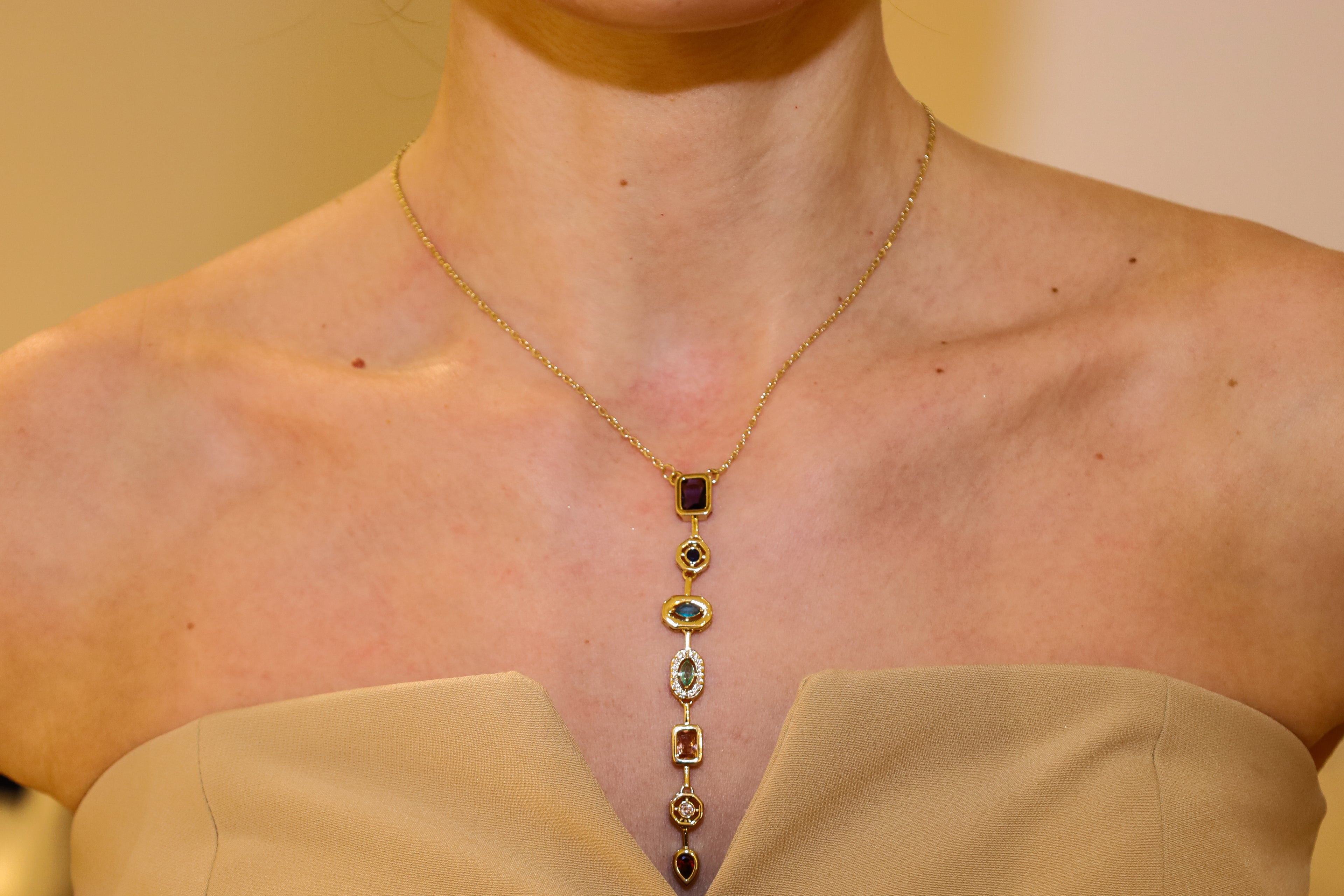 Y-Halskette mit bunten Steinen